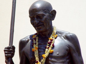 Statue of Gandhij in  Baroda, now called Vadodara, India / Picture by Brian Glanz / Licenced under CC Attribution 2.0 Generic (CC BY 2.0) / Source: https://www.flickr.com/photos/brianglanz/2767070246/